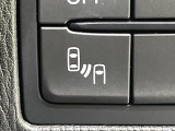 【ブラインドスポットモニタリング】走行中、ドアミラーの死角になりやすい箇所に後続車が接近するとサイドミラー付近に警告を表示、ドライバーに注意喚起をしてくれます。