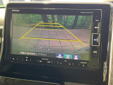 【バックカメラ】駐車時に後方がリアルタイム映像で確認できます。大型商業施設や立体駐車場での駐車時や、夜間のバック時に大活躍!運転スキルに関わらず、今や必須となった装備のひとつです!