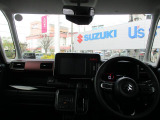 明るく広々した車内で、運転に全集中できます