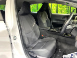 運転席まわりには十分なスペースがあり、大柄な方でもゆったり運転していただける環境です。