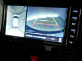 【全周囲モニター】車を上空から見下ろしたような映像をカーナビ画面に映し出し、車庫入れや縦列駐車をサポートしてくれます。