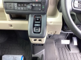 【eコンスイッチ】低燃費運転をサポートするECONモード。スイッチをONすると、エンジンやトランスミッション、A/Cなどを協調制御し、燃費の向上に貢献。エコドライブの効果を高めます。