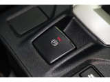 電動パーキングブレーキを採用。指で軽く引き上げればパーキングブレーキが掛かり、押すと解除ができます。