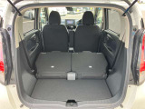 座席を前に倒せばこんなにフラットな広い荷室になります