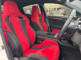【専用スポーツシート】ホールド性に優れ、カーブ時の体が流れを抑制してくれます。また、体にフィットするから腰や背中が疲れにくく、ロングドライブや高速走行でも快適にお過ごしいただけます♪