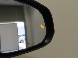 隣車線を走る車両をレーダーで検知し、ドアミラーでは確認しにくい後側方エリアに存在する車両に加え、急接近してくる車両も検知します。車両を検知するとドアミラーに搭載されたLEDインジケーターが点灯します。