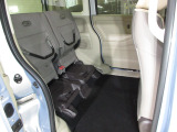座面を跳ね上げれば、後席が背の高い空間に。駐車場などで後ろが狭く、テールゲートが開けられない時に、横から積みやすい「もうひとつの荷室」になるなど、アイデア次第で使い方が広がります。