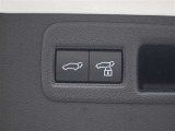 ハンズフリーパワーバックド(挟み込み防止機能・停止位置メモリー機能付)が装備されています。スマートキーを携帯していれば、リヤバンパーの下に足を出し入れするだけで自動開閉します。