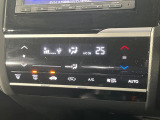 【オートエアコン】一度お好みの温度に設定すれば、車内の温度を検知し風量や温度を自動で調整。暑い&hellip;寒い&hellip;と何度もスイッチ操作をする必要はありません。快適な車内空間には必須の機能ですね♪