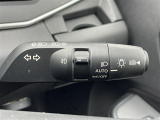 【アダプティブヘッドライト】先行車や対向車などの周りの状況に応じて、ハイビームまたはロービームを切り替え、さらに照射範囲を自動で調整します!常に運転しやすい視界を確保し、安全運転をサポートします。