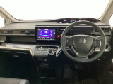 車内は光触媒抗菌消臭施工済です。スタイリッシュなデザインでスポーティなインパネ周りを演出します。グローブボックスやカップホルダーのほかにトレーなどたくさんの収納スペースが付いています。