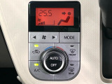 【オートエアコン】一度お好みの温度に設定すれば、車内の温度を検知し風量や温度を自動で調整。暑い&hellip;寒い&hellip;と何度もスイッチ操作をする必要はありません。快適な車内空間には必須の機能ですね♪