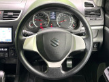 インテリアに合わせたデザインのステアリングは、運転される方のことも考え、運転しやすい形状、大きさです。是非一度、実際に触ってお確かめください。