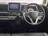 【運転席インテリアデザイン】左右対称のインテリアデザインでドライバーを包み込み運転に集中できるように設計されています。