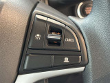 【クルーズコントロール】アクセル操作なしで一定速度を保つ機能。先行車との距離を自動調整する追従型が主流で、高速走行時の疲労を劇的に軽減します。長距離移動が多いお客様への商談では必須の快適装備です。