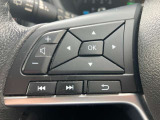 左側にオーデイオやナビのコントロールができるスイッチ、運転中は手を放さず手元で操作可能なんです!