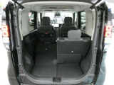 リアシートは5:5分割可倒式を採用しておりますので、乗車人数やお荷物の量に併せてアレンジが可能です♪
