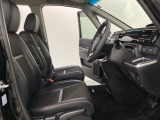 女性でも運転がしやすいように、シートの高さ調整機能(シートリフター)がついています。運転席と助手席の間が空いている為、助手席側への移動がスムーズです。交通量の多い道でも助手席側から乗り降りができます。