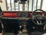 スタイリッシュにまとめられた運転席廻り