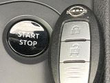 【インテリジェントキー】カバンやポケットに入れたままでもドアの施錠・解錠が可能なスマートキーを装備。エンジンのオン・オフ時もカギを取り出す必要が無いからとっても便利です♪