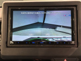 リバースギアに入れるだけで後方の表示へ切り替わります。夜間や雨の日の駐車も楽になりますよ。