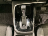 CVT車のセレクトレバーです。低速から高速まで、変速ショックのないスムーズな走りと、エンジン効率のよい領域を維持して燃費にも貢献します。サイドブレーキはスイッチ操作の電子制御パーキングブレーキです。