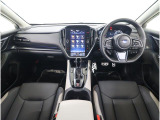 視界の良さが魅力の運転しやすいコックピット。シンプルで操作性に優れたインパネデザインと、SUBARUならではの安全性能への徹底したこだわりが光る視界設計です。
