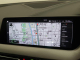 【純正ナビゲーション】BMWのナビゲーションは操作性も良く、詳細な地図情報と交通状況を見やすく表示し、快適なドライビングをサポートしながら目的地までナビゲートします。