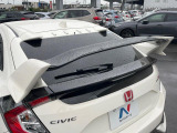 【大型リヤスポイラー】スポーツカーらしさがグッと引き立つ大型リヤスポイラーを装着♪高速走行時のスタビリティ(走行安定性)向上に役立ちます。