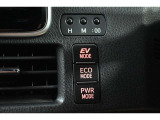 3つの走行モードがあります。『EVモード』はモーターのみで走行しガソリンを消費しないハイブリッド車ならではの環境にも優しい走行です。