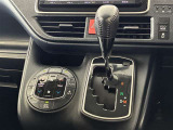 左右独立温度コントロールフルオートエアコンです。運転席、助手席それぞれで独立して温度設定ができます。冷え性の方が乗っても安心ですね♪