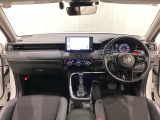 車内は光触媒抗菌消臭施工済です。スタイリッシュなデザインでスポーティなインパネ周りを演出します。グローブボックスやカップホルダーのほかにトレーなどたくさんの収納スペースが付いています。