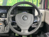 インテリアに合わせたデザインのステアリングは、運転される方のことも考え、運転しやすい形状、大きさです。是非一度、実際に触ってお確かめください。