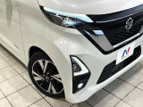 【LEDヘッドライト】悪天候や夜間走行時も良好な視界を確保し安心して運転できる高輝度LEDヘッドライトを装備!点灯速度が早く、消費電力も抑えられています。