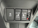 両側電動スライドドアです。リモコンや運転席スイッチ、ドアハンドルの操作で自動開閉。お子様を抱き抱えている時や荷物の多いときなどに便利です!!