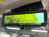 【スマートリヤビューミラー】後席の大きな荷物や同乗者で後方が確認しづらい時でも安心!カメラが撮影した車両後方の映像をルームミラー内に表示。クリアな視界で状況の確認が可能です!
