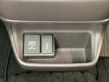 アクセサリーソケットはUSBのアダプターなどをつければ、スマホの充電にも使えます。横にはナビゲーション用の外部入力可能なUSB端子がついており、周辺には物が置けるボックスがついています。