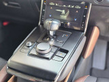 【オートブレーキホールド】停車中にブレーキペダルから足を放しても、ブレーキを自動的に制御して、車両の停車状態を保持する機能です。信号待ちなどの停車時に運転者の負担を軽減します。