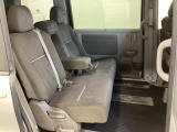2列目シートは背もたれの角度調節ができるベンチシートになっております。長距離運転になってもゆったりとできるように、アームレストがついてます。