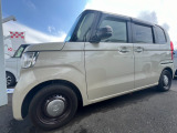 フロントシートはベンチシートタイプ♪ センターには格納式アームレストも付いています!!室内空間は広々で移動も楽々です♪狭い駐車空間など助手席ドアから出たい時にも大変便利ですよ♪