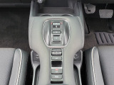 運転席より操作性の良いシフトスイッチと、電子パーキングブレーキ・ブレーキホールド等の画像です。