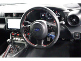 握りやすい本革巻ステアリング。オーディオ操作スイッチを備え、運転中の操作もスムーズです。