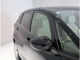 電動格納ミラーになっておりますので、車内からミラーの角度の調節、開いたり・格納ができて便利です♪