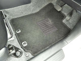 フロアマットも綺麗にクリーニングされています。