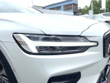 【LEDヘッドライト】ハイビームを先行車や対向車にあてず、その両サイドではハイビーム照射を維持。見える範囲が段違いに広くなりました。北欧神話に登場するトールハンマーをモチーフにデザイン。