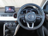 【運転席インテリアデザイン】左右対称のインテリアデザインでドライバーを包み込み運転に集中できるように設計されています。