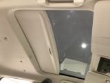 開放感あふれるスカイルーフを装備しています。紫外線や赤外線をカットするガラスを採用したサンシェード付きのスカイルーフです。前席の開放感を向上させ、より快適な空間でドライブを楽しめます。