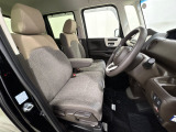 座面も厚みがあり背もたれも高く、広い足元にゆったり座れるシートです。運転席と助手席の間が空いている為、助手席側への移動がスムーズです。交通量の多い道でも助手席側から乗り降りができます。