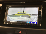 リバースギアに入れるだけで後方の表示へ切り替わります。夜間や雨の日の駐車も楽になりますよ。