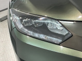 LEDヘッドライトは、点灯の瞬間から最大光量を発揮し、突然暗くなるトンネルなどでの安定感を高めます。